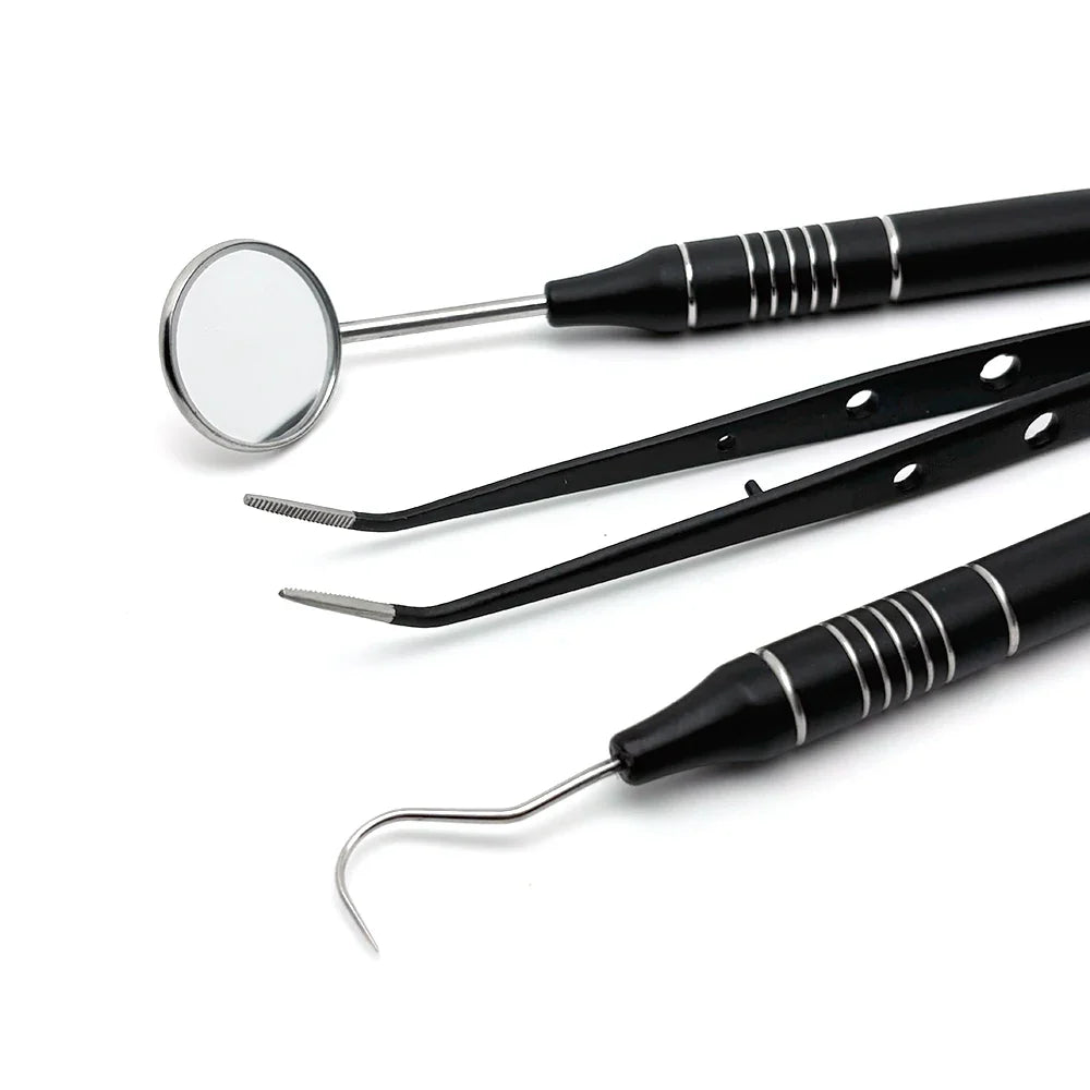 Set di strumenti dentali professionali neri, specchietto, pinzette e sonda, acciaio inossidabile, igiene orale, cura dentale, accessori odontoiatrici.