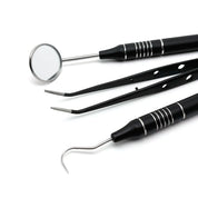Set di strumenti dentali professionali neri, specchietto, pinzette e sonda, acciaio inossidabile, igiene orale, cura dentale, accessori odontoiatrici.