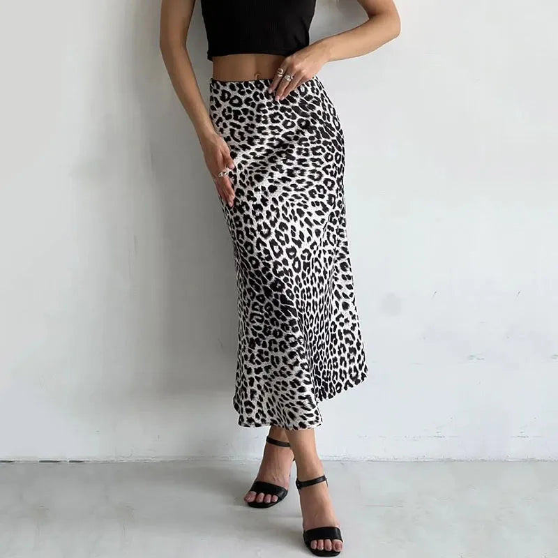 Gonna lunga leopardata bianca e nera, indossata con top nero e sandali neri. Moda donna, abbigliamento casual elegante, tendenza 2023.