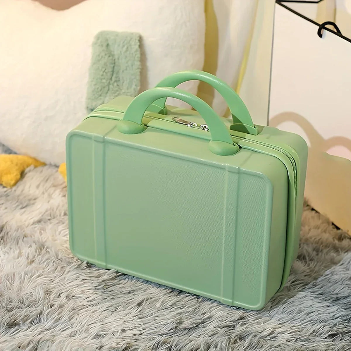 Valigia verde in plastica su tappeto grigio, design compatto e moderno, ideale per viaggi brevi. Accessorio da viaggio elegante e funzionale.