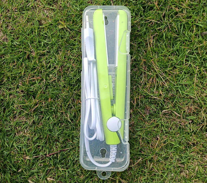 Piastra per capelli verde in custodia trasparente su erba, con cavo bianco. Strumento styling portatile, compatto, ideale per viaggi.