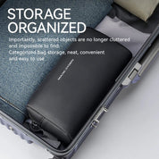 Valigia aperta con borsa organizer nera, tessuto resistente, ideale per viaggi. Ottimizza spazio, mantiene oggetti ordinati e facilmente accessibili.