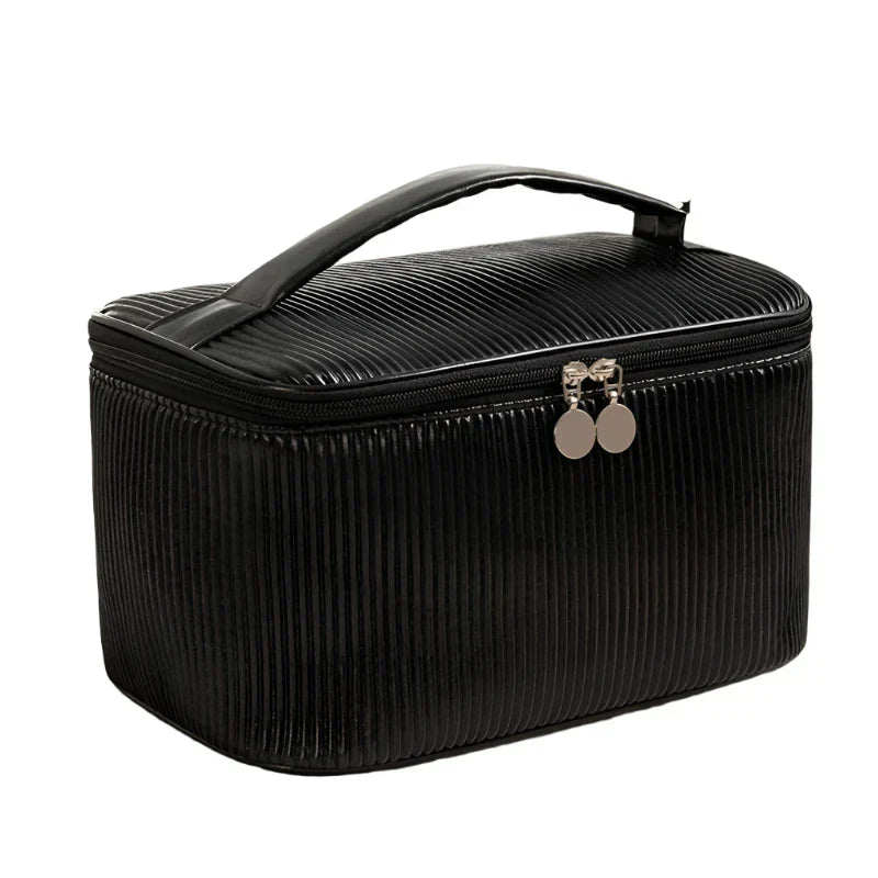 Elegante borsa cosmetica nera con manico, design a righe, chiusura a zip, ideale per organizzare trucchi e accessori da viaggio.