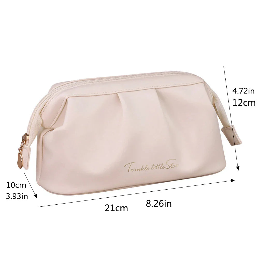 Astuccio cosmetico beige in pelle sintetica, dimensioni 21x10x12 cm, con cerniera dorata e scritta "Twinkle little Star". Ideale per trucco e accessori.