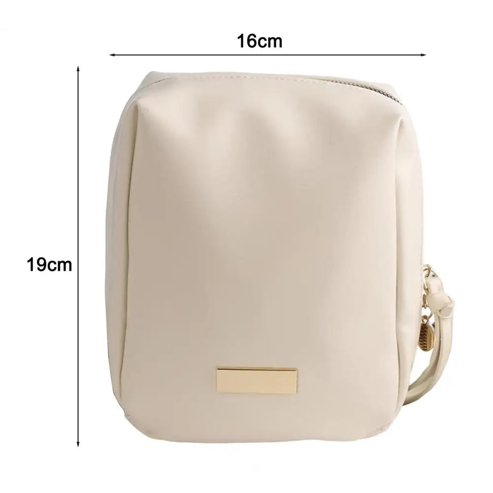 Borsa a tracolla beige in pelle sintetica, dimensioni 16x19 cm, con chiusura a zip e dettaglio dorato. Elegante e pratica per ogni occasione.