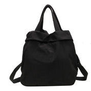 Zaino nero in tessuto, design minimalista, con manici e spallacci regolabili. Ideale per scuola, lavoro, viaggio. Accessorio moda unisex.