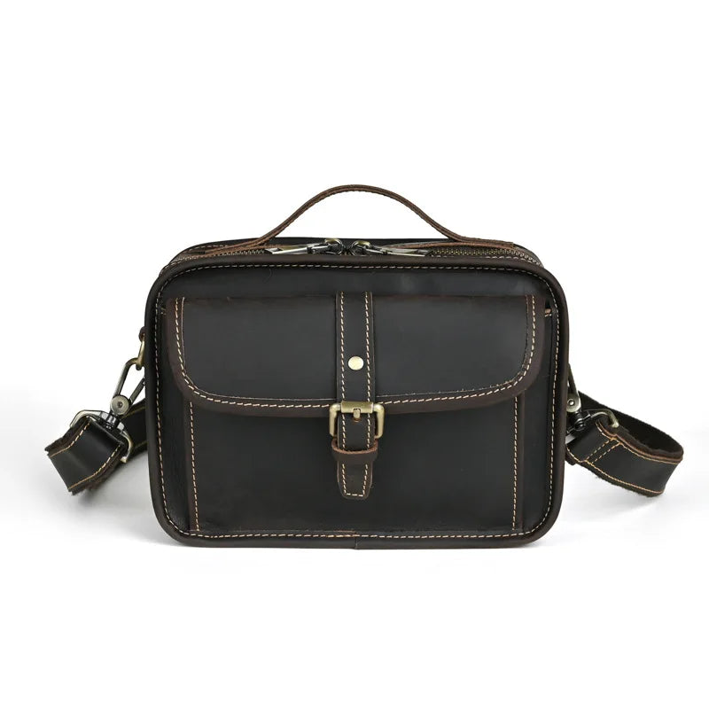 Borsa a tracolla in pelle marrone scuro con fibbia, tasca frontale e cuciture a contrasto. Elegante e resistente, ideale per uomo e donna.