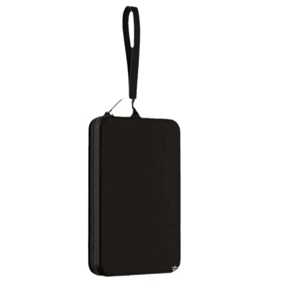 Custodia rigida nera per dispositivi elettronici, con cerniera e cinturino da polso. Ideale per protezione e trasporto sicuro.