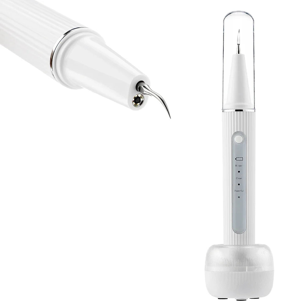 Dispositivo rimozione tartaro dentale elettrico bianco, portatile, con punta in acciaio inossidabile e base di ricarica. Strumento igiene orale.