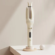 Arricciacapelli automatico bianco su sfondo neutro, display digitale, design moderno. Strumento styling capelli, temperatura regolabile.
