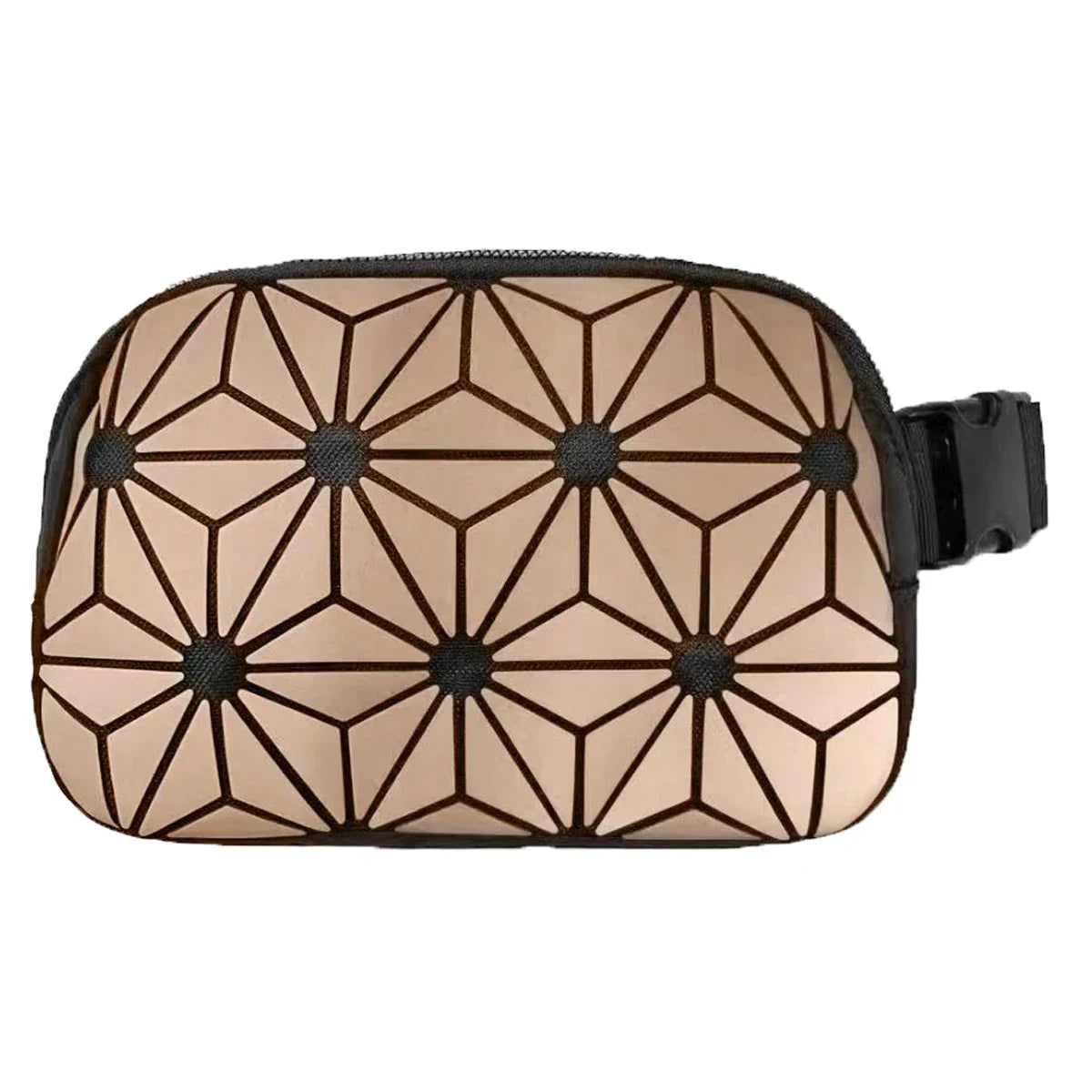 Marsupio geometrico in pelle sintetica marrone, design a triangoli neri, chiusura a zip, cintura regolabile. Accessorio moda unisex elegante.