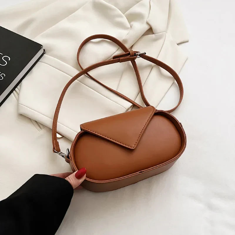 Borsa a tracolla in pelle marrone, design elegante e minimalista, chiusura a patta, ideale per moda donna, accessorio versatile e chic.