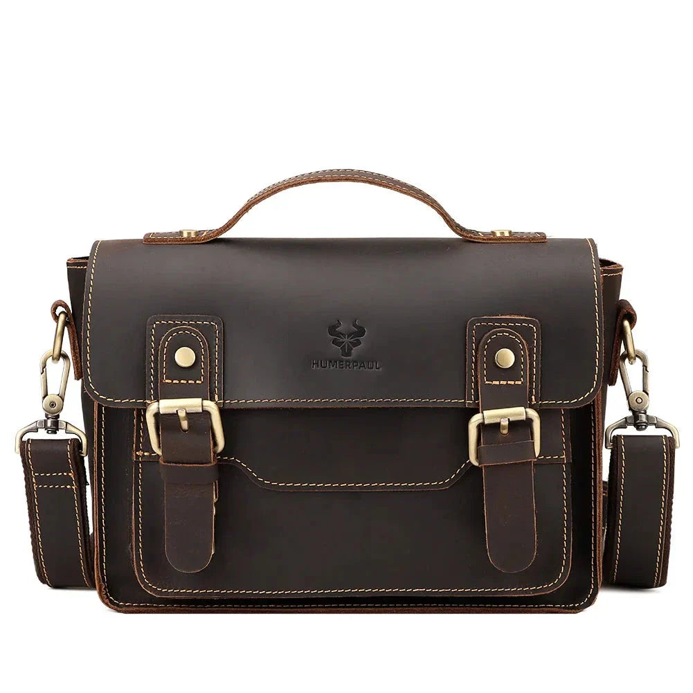 Borsa a tracolla in pelle marrone scuro, design vintage, con fibbie e manico superiore. Ideale per lavoro e uso quotidiano.