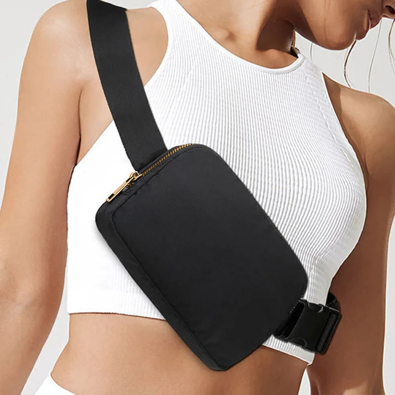 Donna con top bianco indossa marsupio nero a tracolla. Accessorio moda casual, ideale per viaggi e attività all'aperto. Design elegante e pratico.