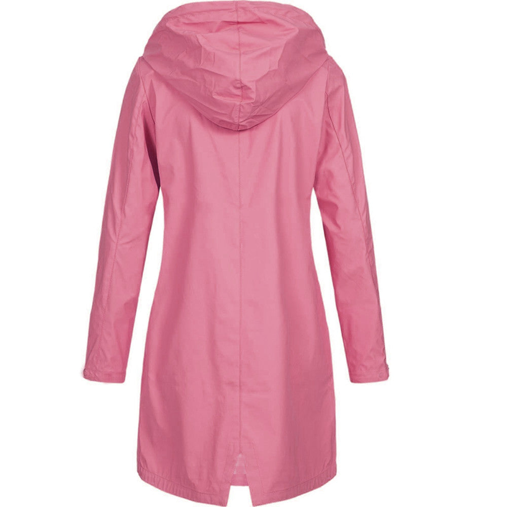 Cappotto impermeabile rosa da donna con cappuccio, design lungo, ideale per pioggia e outdoor. Tessuto resistente e alla moda.