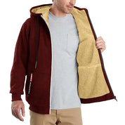 Giacca con cappuccio bordeaux da uomo, interno in pile beige, zip frontale, tasche laterali, indossata sopra maglietta grigia e pantaloni beige.
