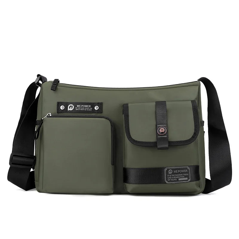 Borsa a tracolla verde militare con tasche multiple, chiusura a zip, dettagli in pelle nera, ideale per uomo, stile casual e urbano.