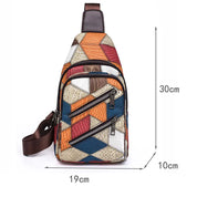Zaino monospalla geometrico multicolore, dimensioni 30x19x10 cm, con cerniere multiple e tracolla regolabile in pelle marrone.