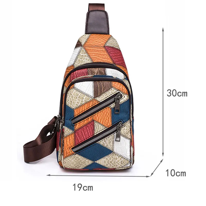 Zaino monospalla geometrico multicolore, dimensioni 30x19x10 cm, con cerniere multiple e tracolla regolabile in pelle marrone.