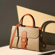 Borsa a mano elegante in pelle beige con dettagli marroni, design a coccodrillo, fibbia decorativa, perfetta per moda donna e accessori di lusso.