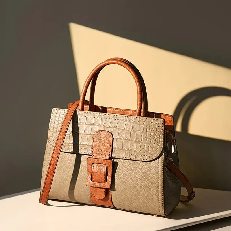 Borsa a mano elegante in pelle beige con dettagli marroni, design a coccodrillo, fibbia decorativa, perfetta per moda donna e accessori di lusso.