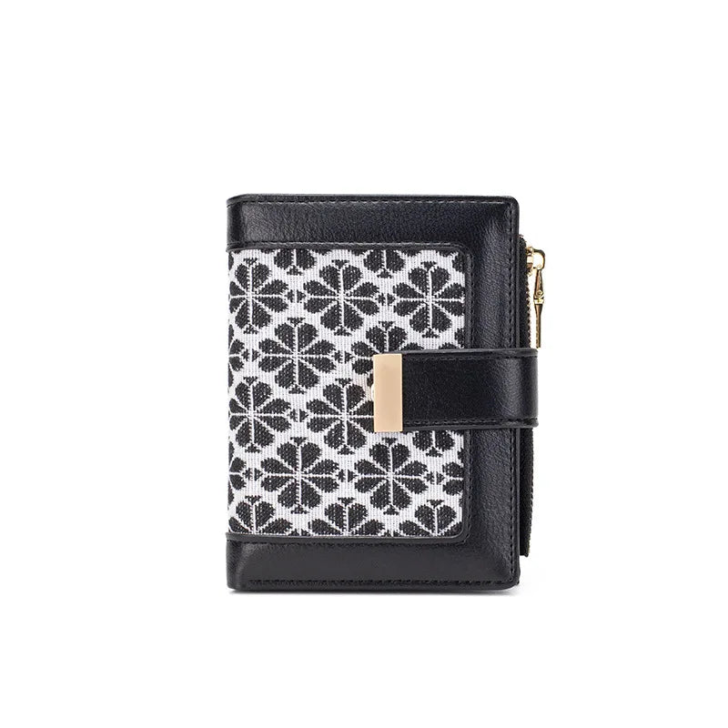Portafoglio donna in pelle nera con motivo geometrico bianco e nero, chiusura a zip dorata, design elegante e compatto, accessorio moda.