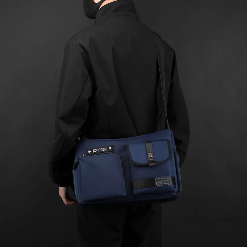 Borsa a tracolla blu scuro unisex, design moderno, tasche multiple, materiale resistente, ideale per lavoro e viaggio. Accessorio moda funzionale.