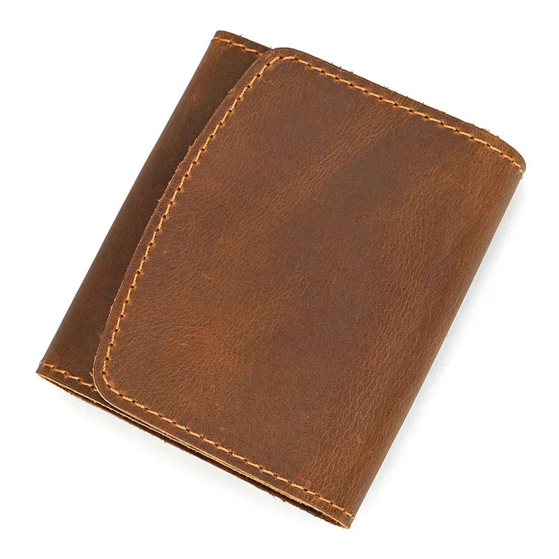 Portafoglio in pelle marrone, design elegante e compatto, cuciture a vista, ideale per uomo, accessorio moda, alta qualità, regalo perfetto.