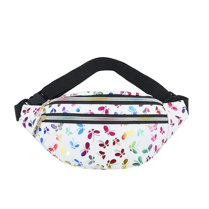 Marsupio bianco con stampa colorata di farfalle, cerniere dorate e cintura nera regolabile. Accessorio moda pratico e trendy per ogni occasione.
