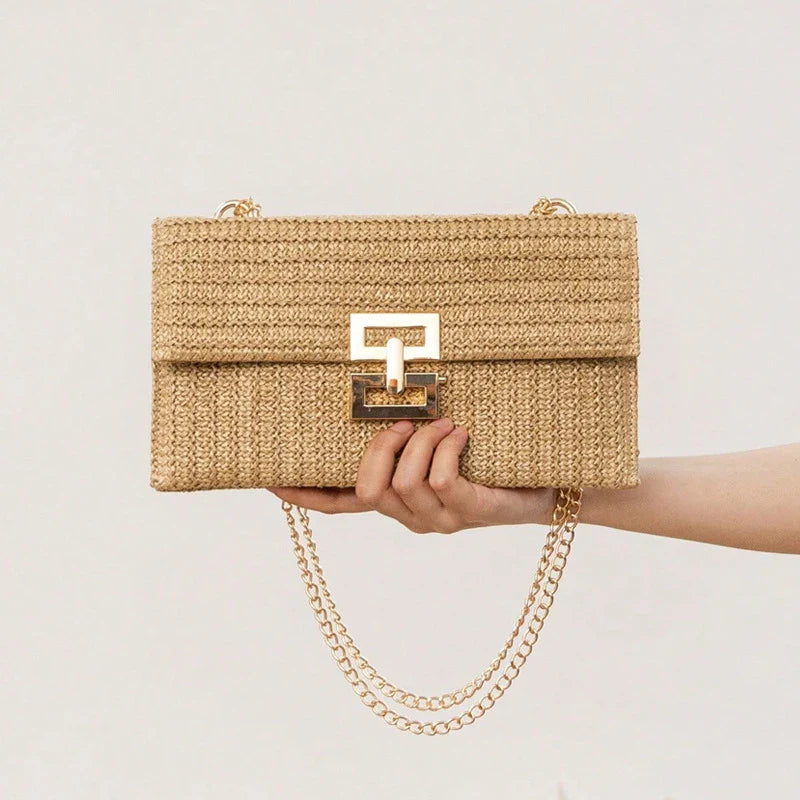 Borsa a tracolla in paglia beige con chiusura dorata e catena, design elegante e moderno, perfetta per l'estate. Accessorio moda donna.