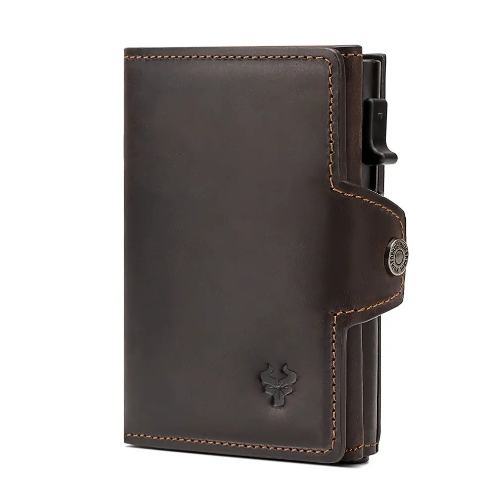 Portafoglio in pelle marrone scuro con chiusura a bottone, design elegante e compatto, ideale per carte di credito e contanti. Accessorio uomo di lusso.