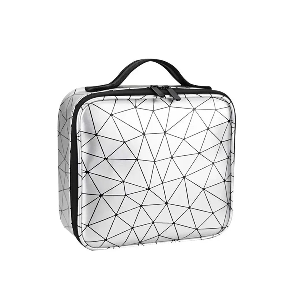 Astuccio rigido geometrico argento con manico, design moderno a triangoli neri, ideale per cosmetici o accessori, portatile e resistente.