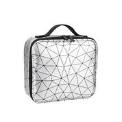 Astuccio rigido geometrico argento con manico, design moderno a triangoli neri, ideale per cosmetici o accessori, portatile e resistente.