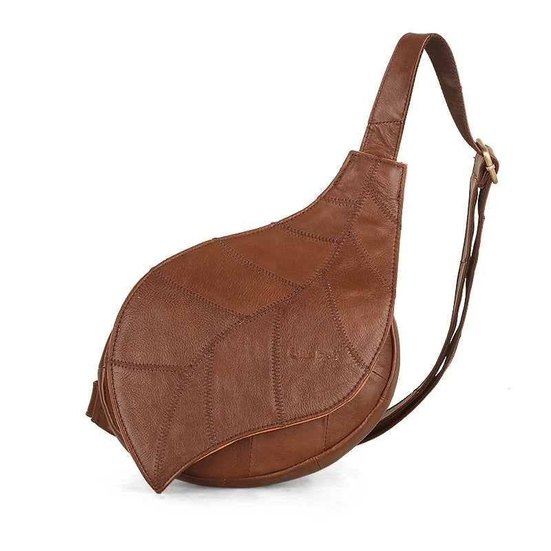 Borsa a tracolla in pelle marrone a forma di foglia, design unico, elegante e alla moda, perfetta per uso quotidiano e occasioni speciali.