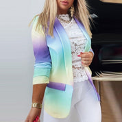 Giacca donna multicolore sfumata, abbinata a top in pizzo bianco e pantaloni bianchi. Moda femminile elegante, abbigliamento casual chic.