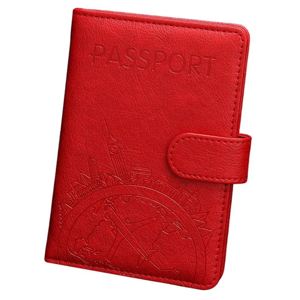 Custodia passaporto in pelle rossa con chiusura a bottone, design inciso con simboli di viaggio. Accessorio elegante e funzionale per viaggiatori.