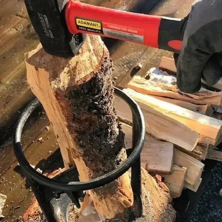 Ascia rossa e nera che spacca legna su ceppo con guanto protettivo. Strumento da taglio robusto per lavori di falegnameria e giardinaggio.