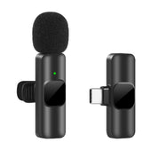 Microfono wireless nero con ricevitore USB-C, design compatto e portatile, ideale per registrazioni audio di alta qualità su smartphone e tablet.
