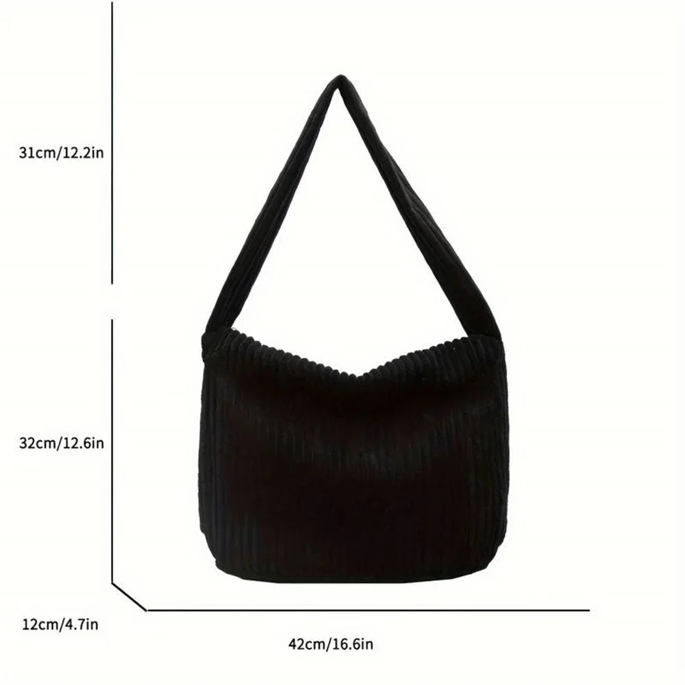 Borsa a spalla nera in tessuto plissettato, dimensioni 42x32x12 cm, design elegante e moderno, ideale per moda donna e accessori versatili.
