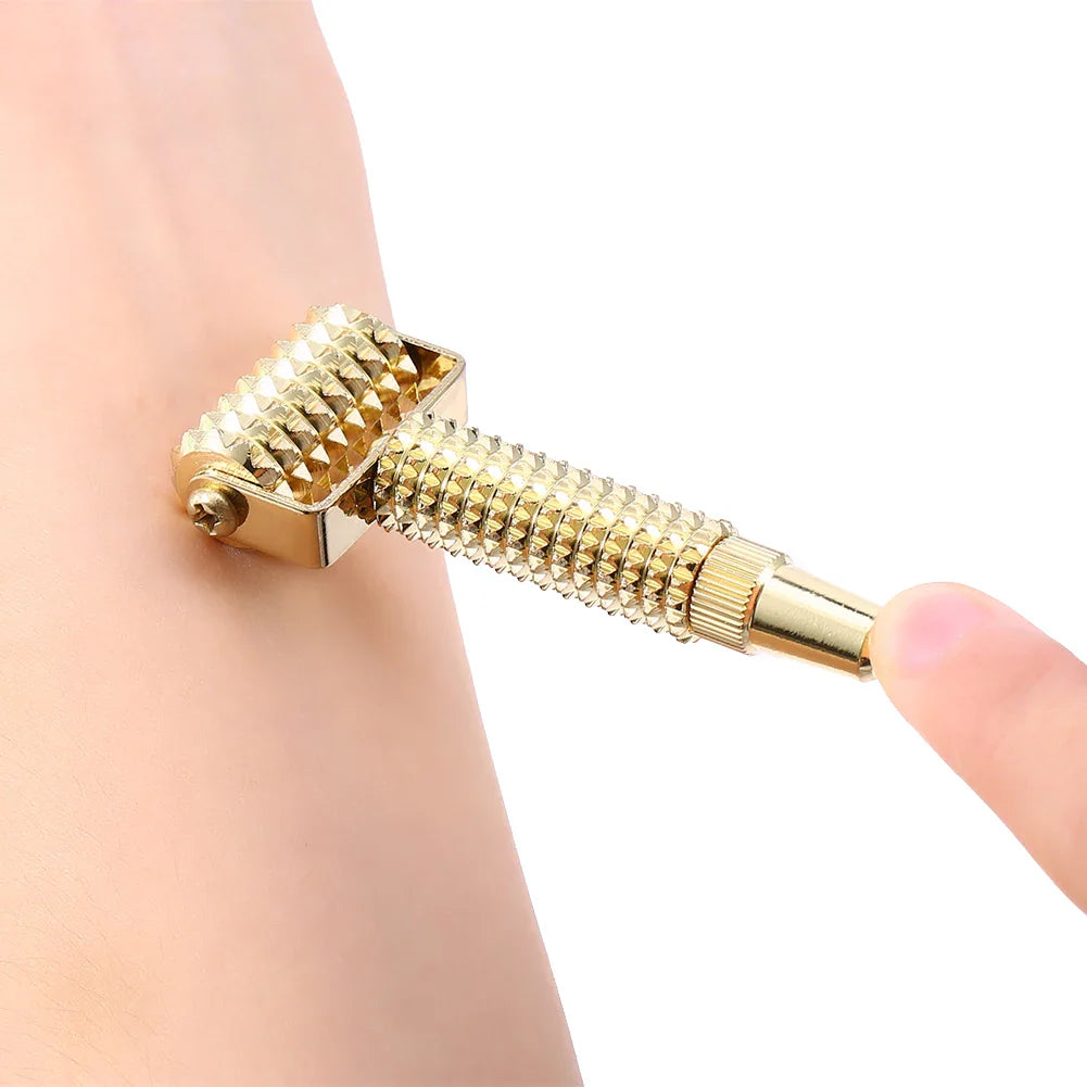 Rullo massaggiante dorato su pelle, strumento per massaggio corpo, stimolazione circolazione sanguigna, benessere e relax, accessorio bellezza.