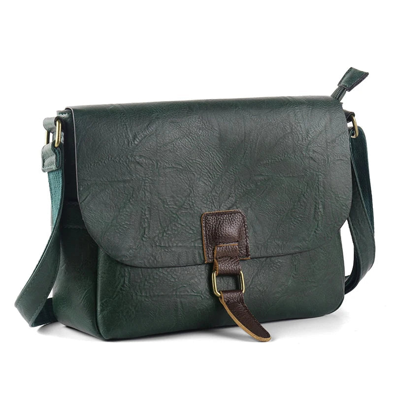 Borsa a tracolla in pelle verde scuro con fibbia marrone, design elegante e spazioso, ideale per moda donna, accessori di tendenza.