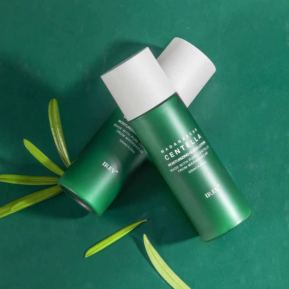 Due bottiglie verdi di tonico idratante alla centella su sfondo verde, con foglie decorative. Prodotto skincare per pelle sensibile.