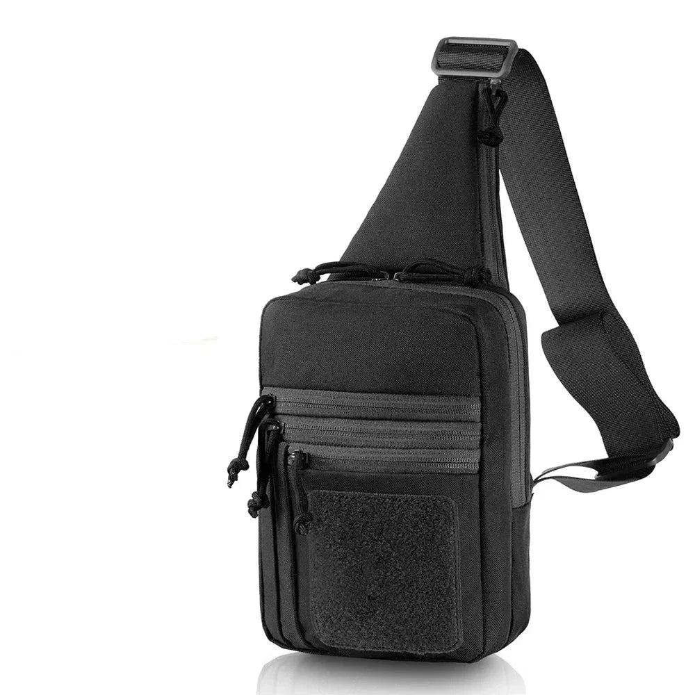 Zaino monospalla nero, compatto e resistente, con tasche multiple e cerniere, ideale per escursioni, viaggi e uso quotidiano.