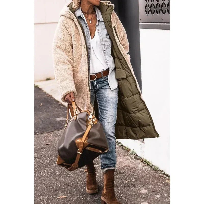 Cappotto lungo invernale beige, abbinato a camicia di jeans, jeans strappati e stivali marroni. Borsa a mano in pelle marrone. Moda casual donna.