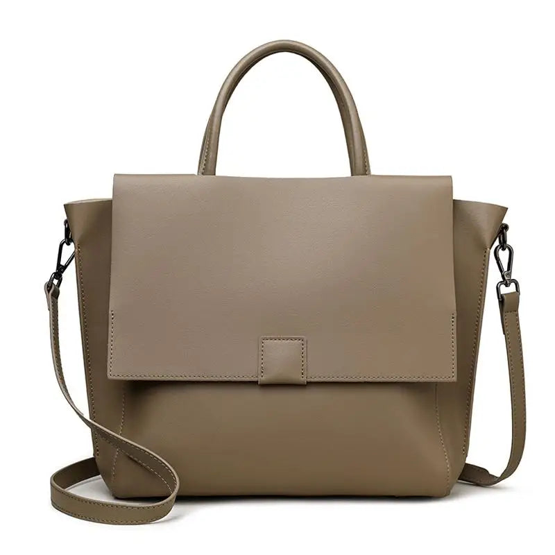 Borsa a tracolla in pelle beige, design elegante e moderno, con manico superiore e chiusura a patta. Accessorio moda donna, versatile e chic.