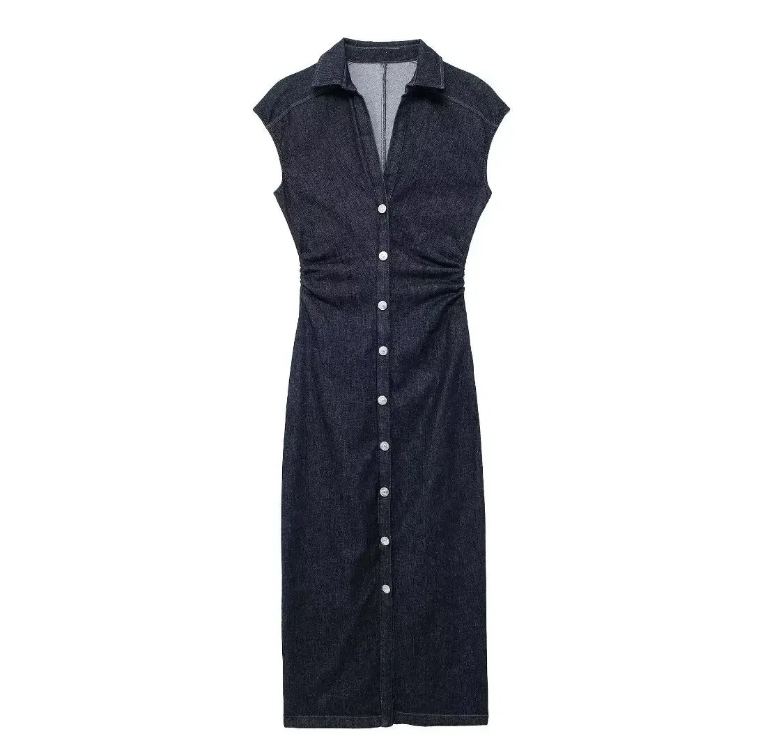 Abito lungo in denim blu scuro con bottoni bianchi, senza maniche, colletto classico. Elegante e casual, perfetto per ogni occasione.