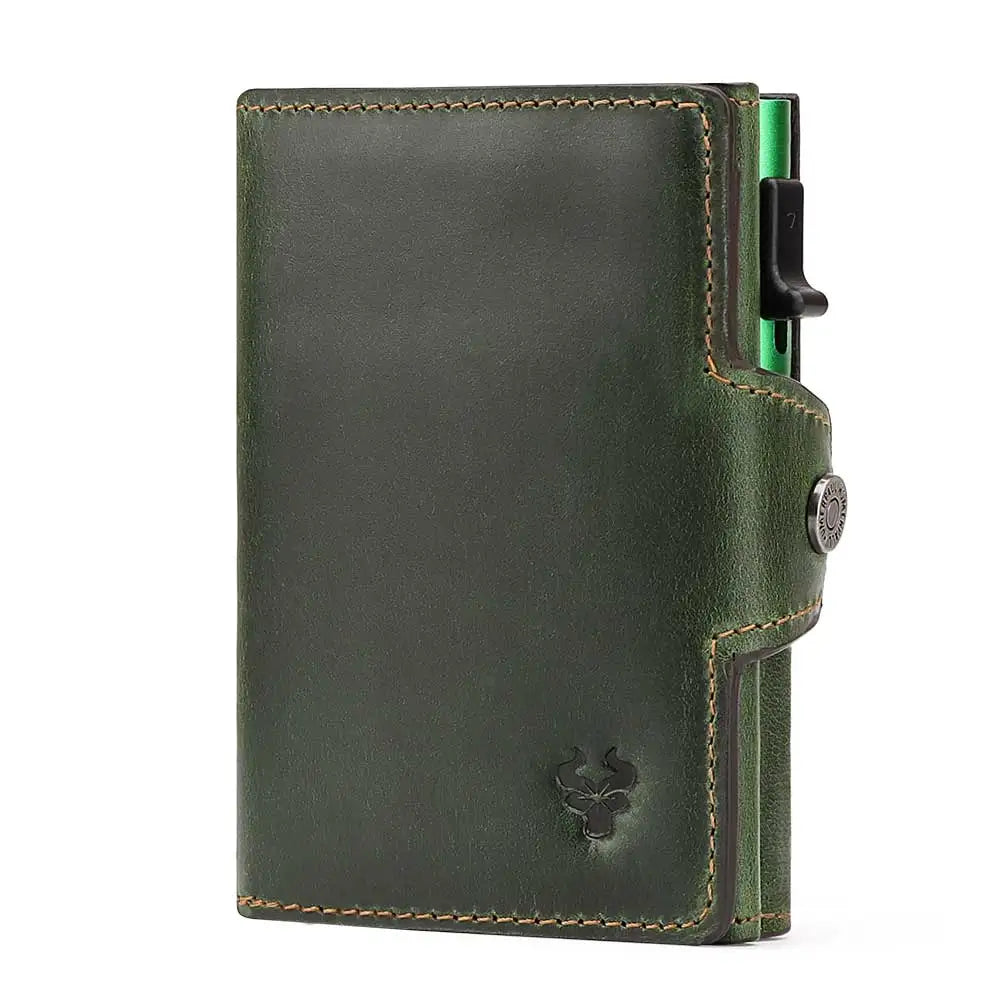 Portafoglio in pelle verde scuro con chiusura a bottone, design compatto e logo inciso. Accessorio elegante per uomo, ideale per carte e contanti.