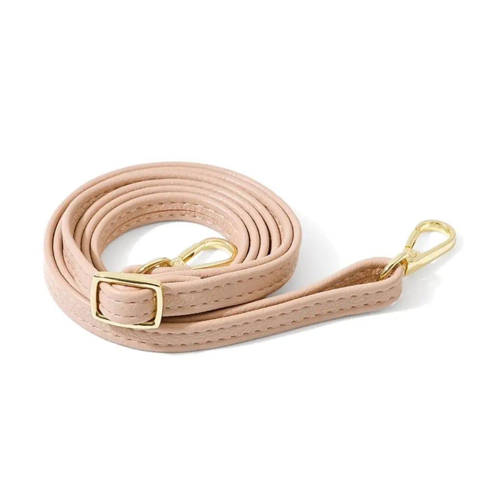 Cinturino in pelle beige con fibbia dorata, accessorio moda elegante, versatile per borse, alta qualità, design moderno.
