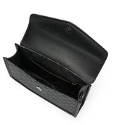 Borsa a tracolla nera in pelle con motivo geometrico, interno spazioso, tasca con zip, chiusura a bottone magnetico. Elegante e funzionale.