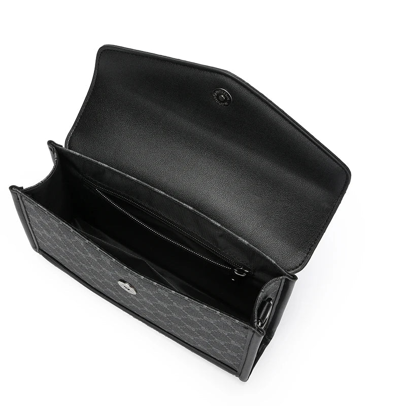 Borsa a tracolla nera in pelle con motivo geometrico, interno spazioso, tasca con zip, chiusura a bottone magnetico. Elegante e funzionale.